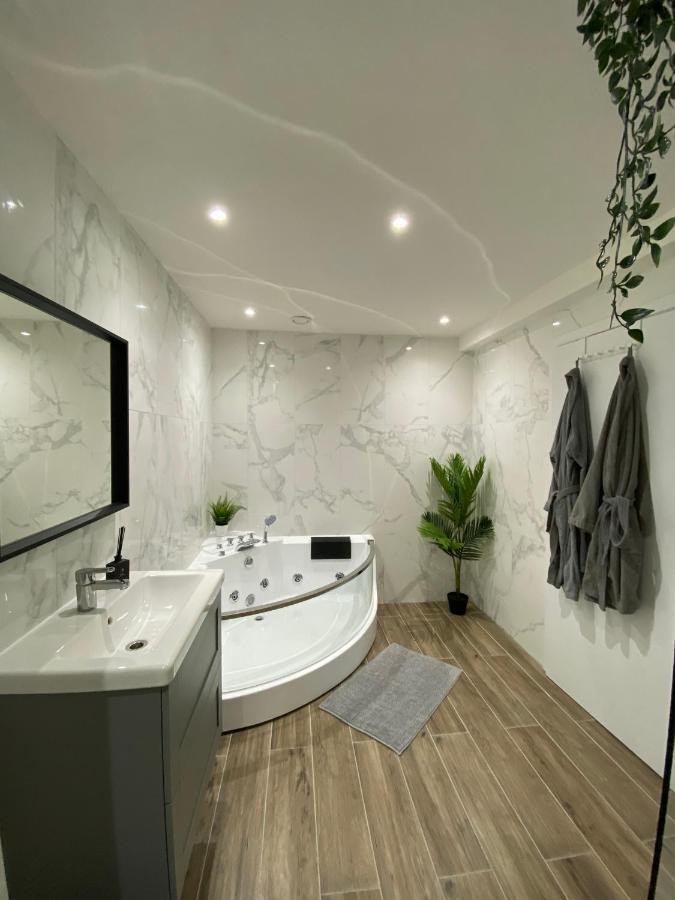 Capsule Groovy-Jacuzzi-Sauna-Billard-Netflix- Nintendo Switch & Jeux Mons Extérieur photo