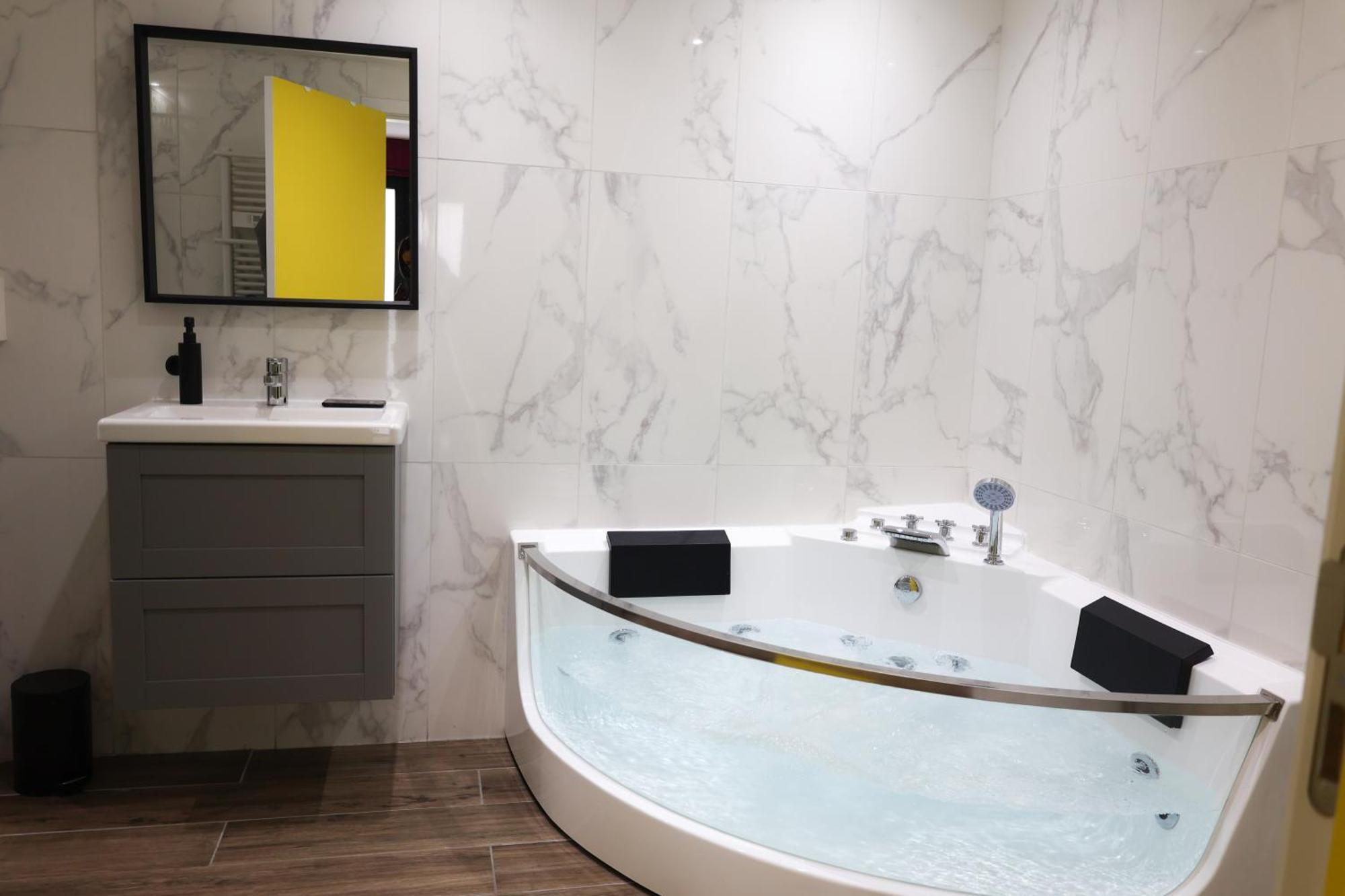 Capsule Groovy-Jacuzzi-Sauna-Billard-Netflix- Nintendo Switch & Jeux Mons Extérieur photo